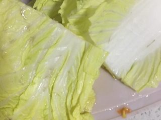 3、减肥小火锅,3️⃣ 白菜洗净，一切为二。