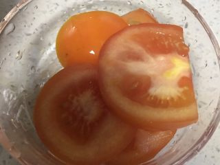 4、减肥小火锅,4️⃣ 番茄洗净切薄片。