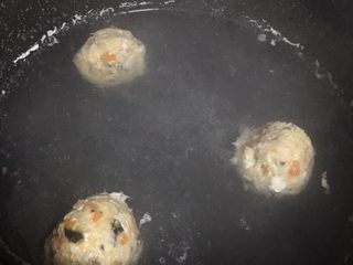 5、减肥小火锅,5️⃣ 水烧开，下丸子煮2分钟（我是先前做的鸡肉丸子多余的，也可以自己去买）。