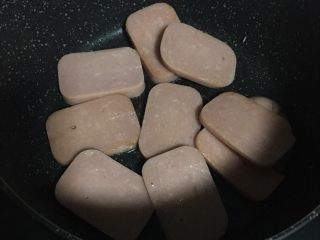 8、减肥小火锅,8️⃣ 火腿切片，下油锅翻炒熟。（也可以一开始和鸡肉丸子一起水煮。）