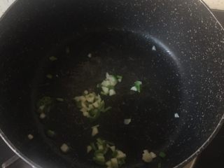 9、减肥小火锅,9️⃣ 热锅烧油，加入香葱、蒜末爆香。