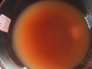 10、减肥小火锅,???? 番茄酱兑水，搅拌均匀。