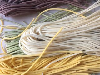 13、减肥小火锅,1️⃣3️⃣ 火锅面准备好，加入锅中。