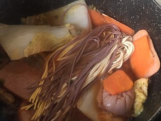 14、减肥小火锅,1️⃣4️⃣ 锅中再加入1碗番茄汁，煮3分钟左右至面熟即可。