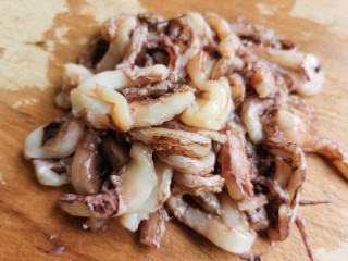 2、香辣鱿鱼须, 鱿鱼须清洗干净，把较长的从中间切断。