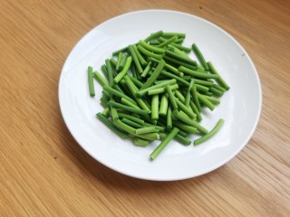 5、香辣鱿鱼须,蒜苔去掉尾部，清洗干净后切段。