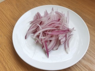 6、香辣鱿鱼须,洋葱剥去外皮洗净，切成洋葱丝。