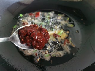 10、香辣鱿鱼须,加入郫县豆瓣酱翻炒。