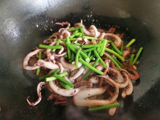 12、香辣鱿鱼须,加入蒜苔。