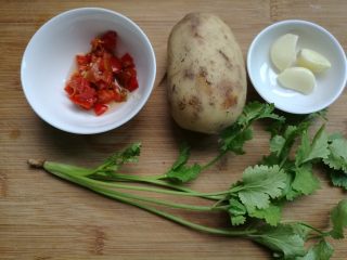 1、蒜香剁椒藕片,准备食材。