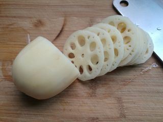 2、蒜香剁椒藕片,藕洗净去皮，切成片。