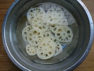 7、蒜香剁椒藕片,捞出过凉，泡凉水待用。