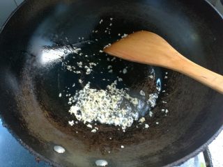 9、蒜香剁椒藕片,炒锅烧热，放入适量油，下入蒜末煸炒出香味。