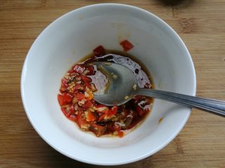 11、蒜香剁椒藕片,炒香后倒入调好的料汁内，搅拌均匀。