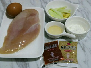 1、香煎嫩鸡胸,准备食材