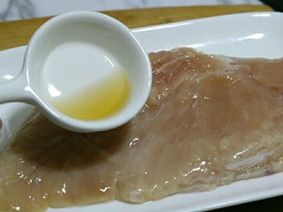 4、香煎嫩鸡胸,接着放入料酒～