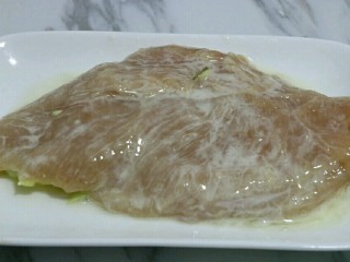 7、香煎嫩鸡胸,再将淀粉一同放入抹匀继续腌制15分钟～