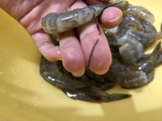 3、香辣虾,开边去虾线