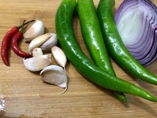 4、香辣虾,配料洗干净