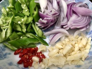 5、香辣虾,全部切好