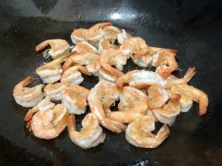 7、香辣虾,虾先爆香炒熟