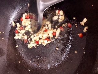 9、香辣虾,锅里留点油，把蒜蓉和辣椒粒爆香