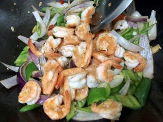 11、香辣虾,倒入炒好的虾