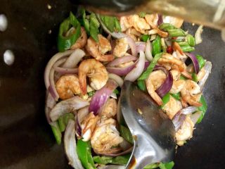 12、香辣虾,加入酱油，陈醋，蚝油翻炒几下