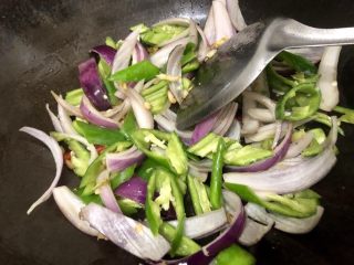 10、香辣虾,再加入洋葱和青椒一起炒至五成熟那样