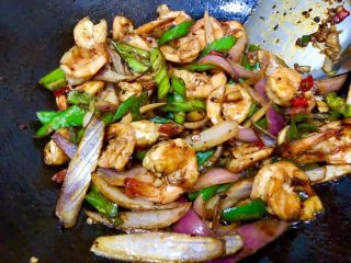 13、香辣虾,再加入火锅底料翻炒几下，我没有下盐觉得已经够味了，起锅前可以先试下味道，如果觉得不够咸加点盐