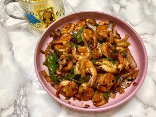 14、香辣虾,调好味后就可以关火出锅了，香辣虾跟啤酒更配哦????