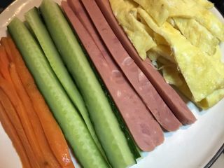 4、寿司卷,将蛋饼切成长条，配菜码好备用。