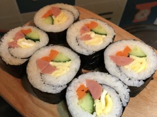 12、寿司卷,大家也动试试吧。里面的配菜随意切换哦。