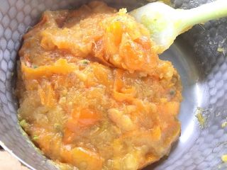 7、止咳化痰的金桔酱,最后水分蒸发完,颜色变成深黄色的果酱状态,冷却后加入蜂蜜装瓶