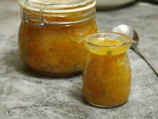 8、止咳化痰的金桔酱,放入冰箱冷藏,每天早晚泡水喝,对止咳化痰有疗效