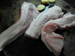 1、自制蜜香烤肉,五花肉放到水里浸泡去血污捞出洗干净切三节