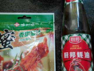 2、自制蜜香烤肉,这是超市买的烧烤料。口味可以自己挑哦。也可以是新奥良烤酱