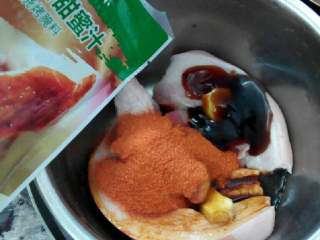 3、自制蜜香烤肉,放入蚝油和姜加入烤料