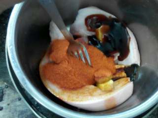 4、自制蜜香烤肉,用叉子一直戳肉让五花肉入味