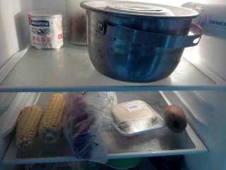 6、自制蜜香烤肉,放入冰箱腌制12小时。过程拿出来翻一下