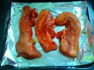 7、自制蜜香烤肉,烤盘铺锡纸。五花肉码在上