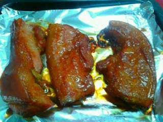 8、自制蜜香烤肉,上下火180℃烤半小时以后翻身