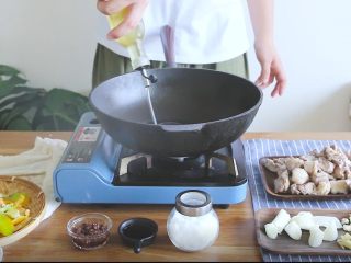 5、啤酒烧鸭,锅内放油