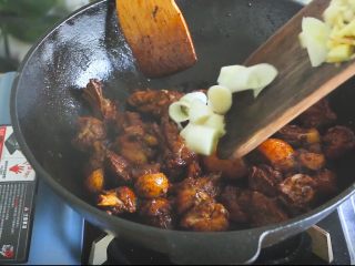 9、啤酒烧鸭,放入葱姜蒜翻炒爆香