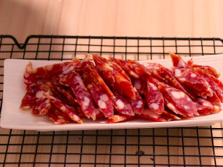 1、腊肠炒四季豆,广式腊肠切薄片