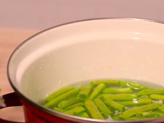 2、腊肠炒四季豆,四季豆放入开水中煮5分钟