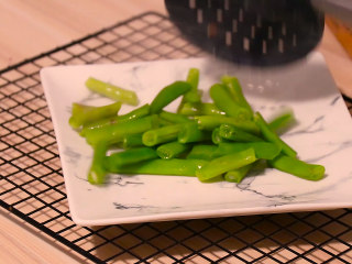 3、腊肠炒四季豆,捞出装盘备用