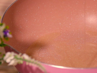 4、腊肠炒四季豆,热锅放食用油少许油