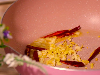 5、腊肠炒四季豆,炒香干辣椒姜蒜末