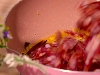 6、腊肠炒四季豆,再放入腊肠